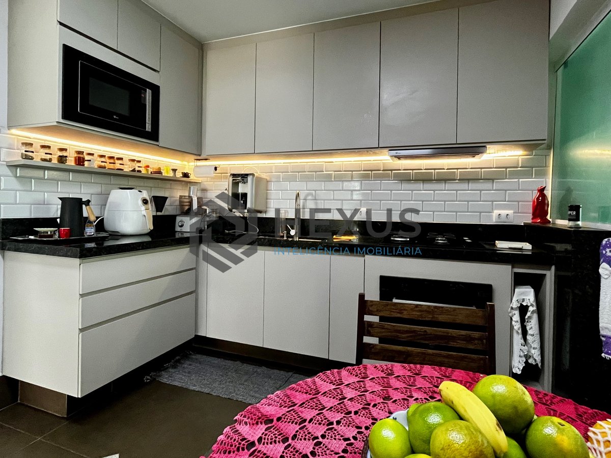 Foto 35 de Apartamento reformado frente mar com varanda e lazer na Praia das Pitangueiras, Guaruja