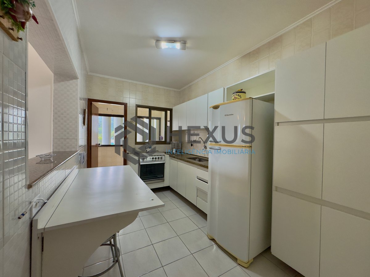 Foto 11 de Apartamento com varanda vista mar e lazer a uma quadra do mar na Praia das Pitangueiras, Guaruja