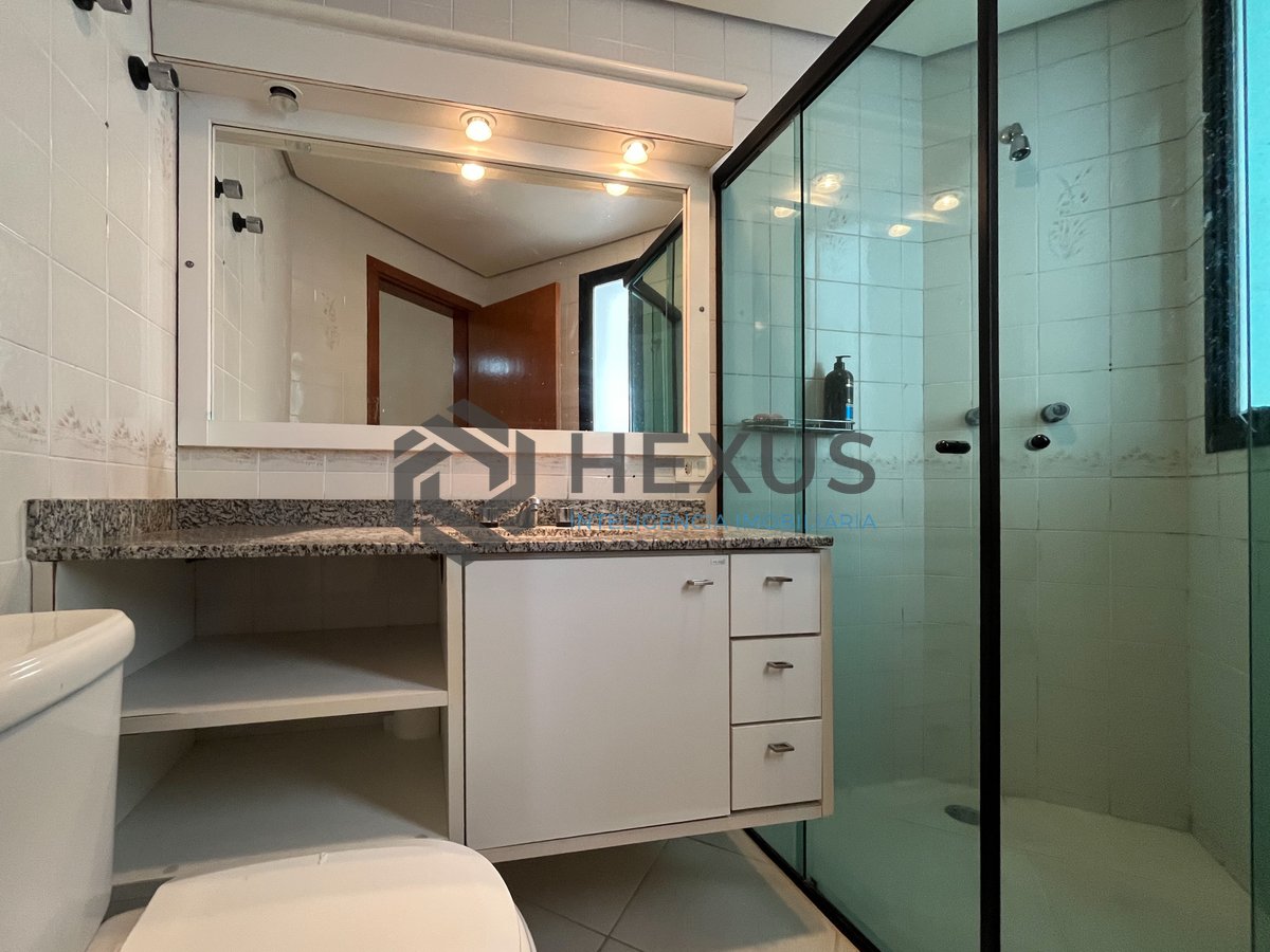Foto 12 de Apartamento com varanda a duas quadras da Praia das Pitangueiras, Guaruja
