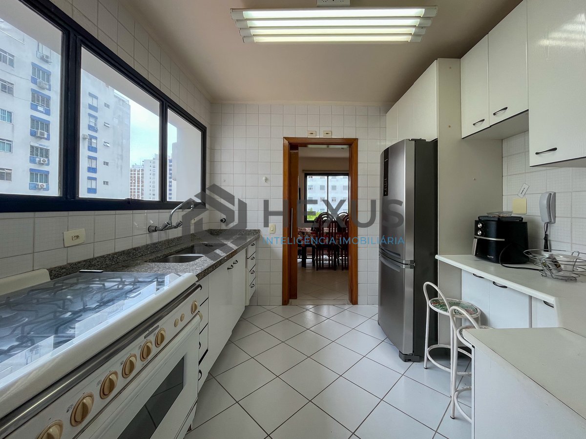 Foto 21 de Apartamento com varanda a duas quadras da Praia das Pitangueiras, Guaruja