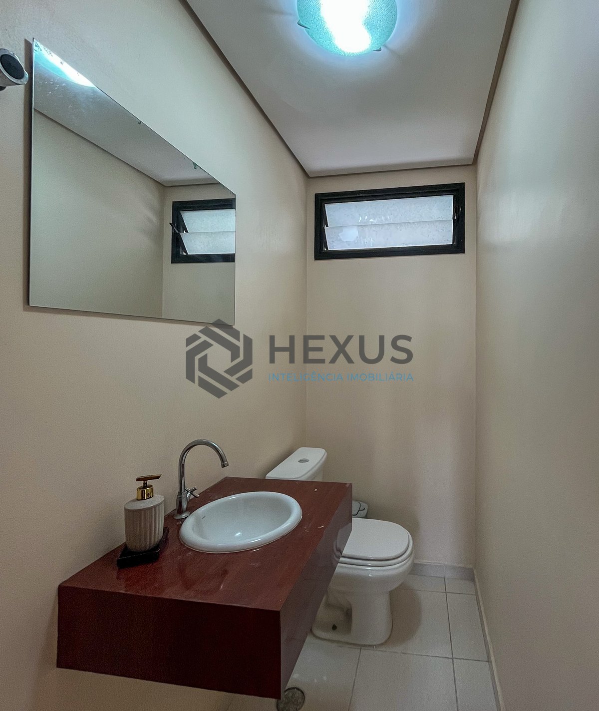 Foto 9 de Apartamento com varanda a duas quadras da Praia das Pitangueiras, Guaruja