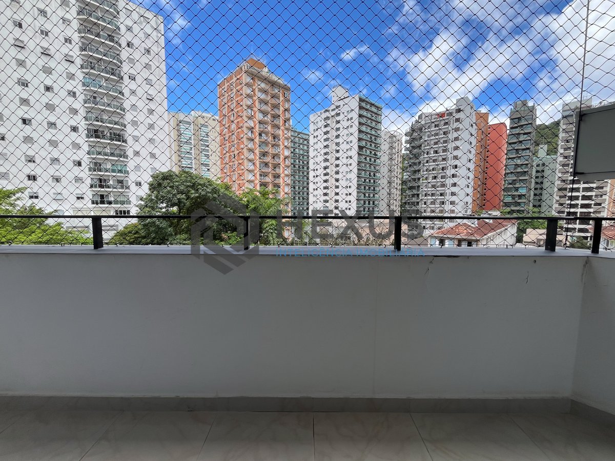 Foto 4 de Apartamento com varanda a duas quadras da Praia das Pitangueiras, Guaruja