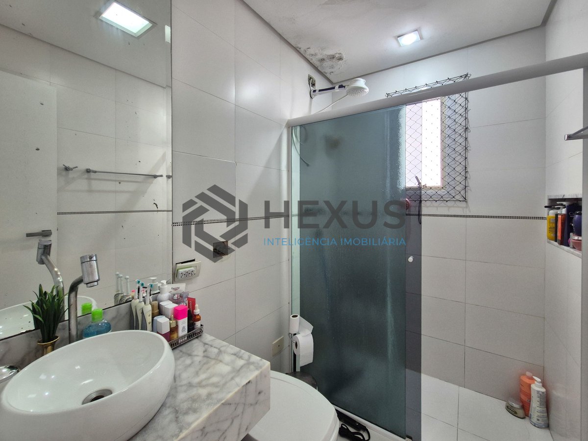 Foto 13 de Apartamento reformado com varanda e lazer na Praia das Pitangueiras, Guaruja
