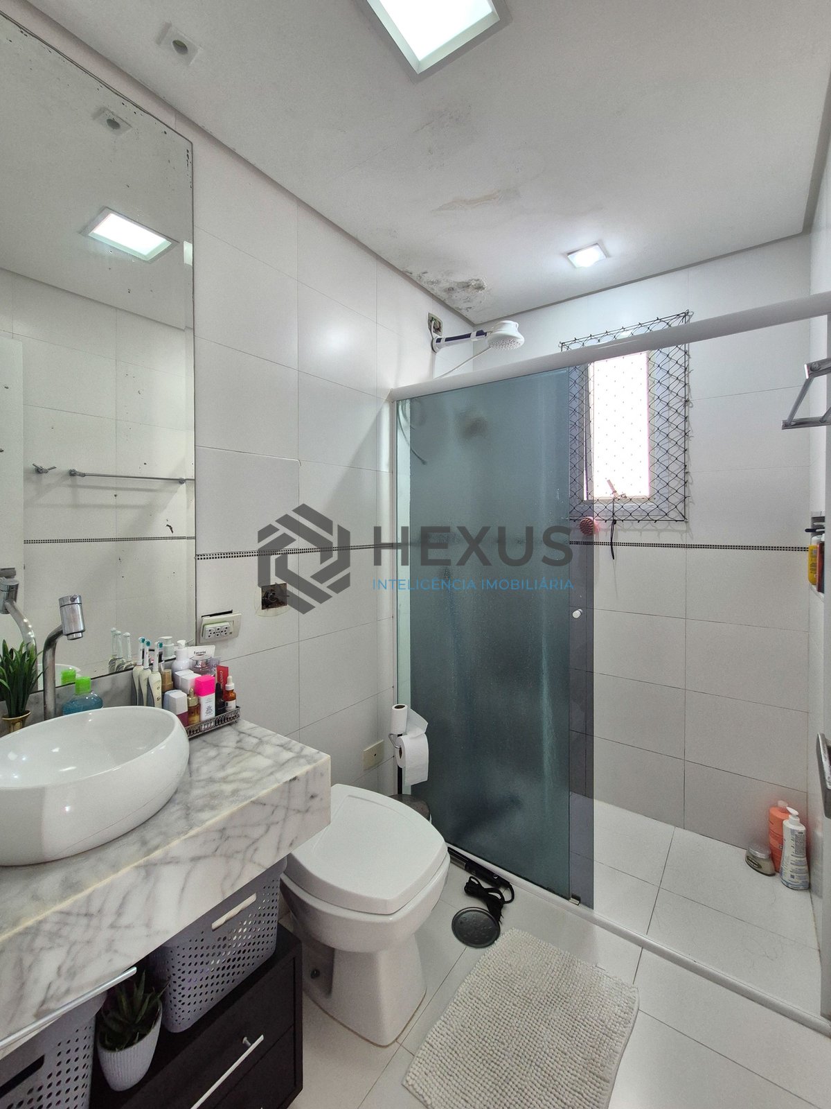 Foto 14 de Apartamento reformado com varanda e lazer na Praia das Pitangueiras, Guaruja