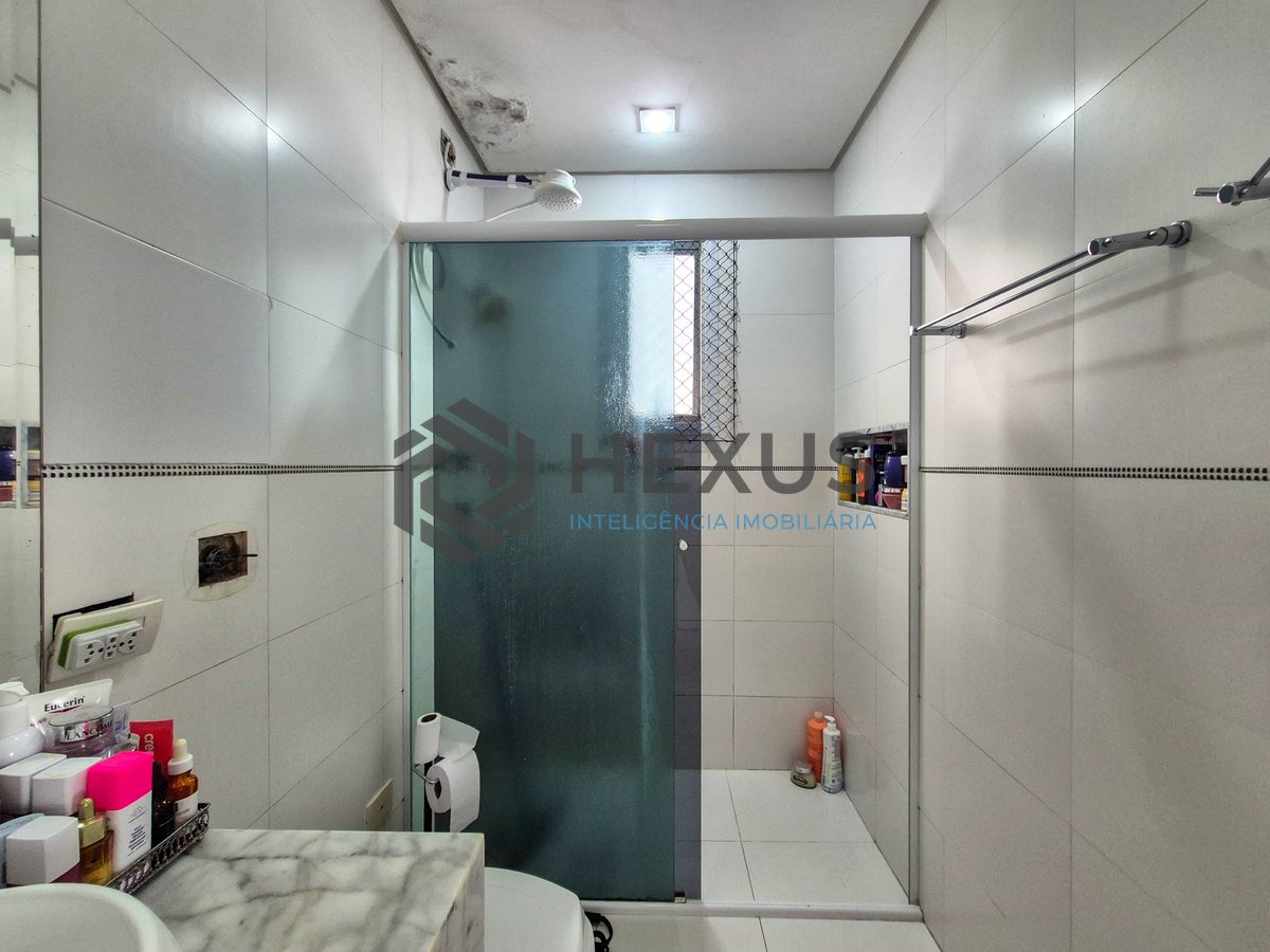 Foto 15 de Apartamento reformado com varanda e lazer na Praia das Pitangueiras, Guaruja