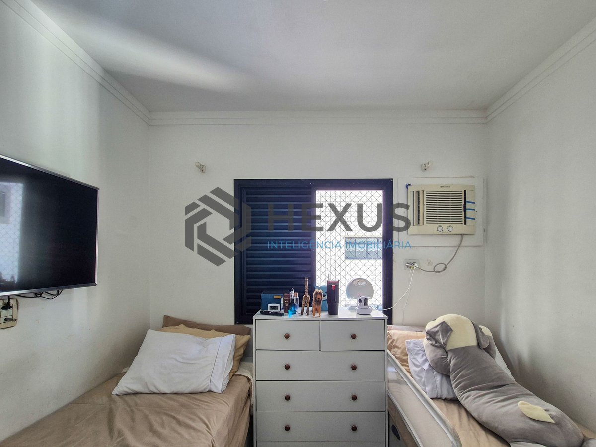 Foto 16 de Apartamento reformado com varanda e lazer na Praia das Pitangueiras, Guaruja