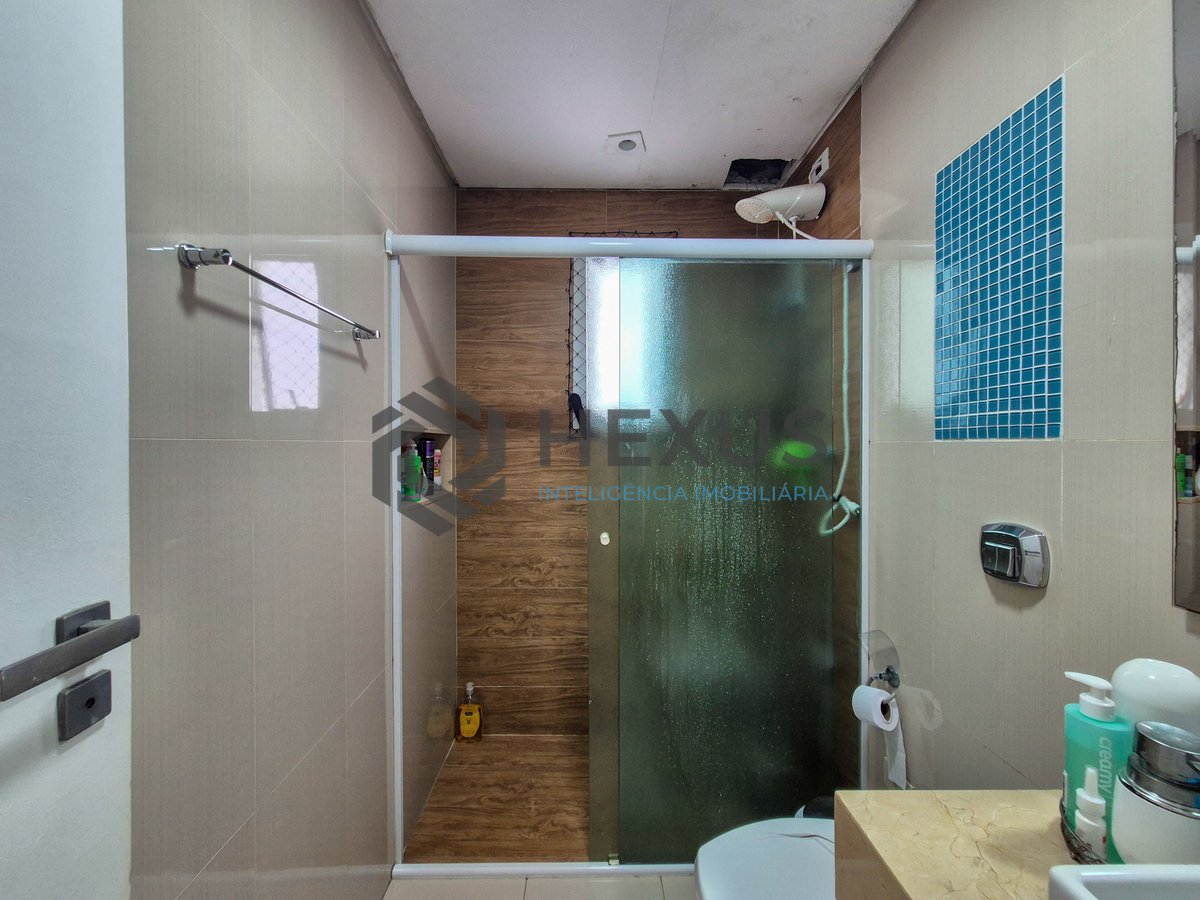 Foto 20 de Apartamento reformado com varanda e lazer na Praia das Pitangueiras, Guaruja