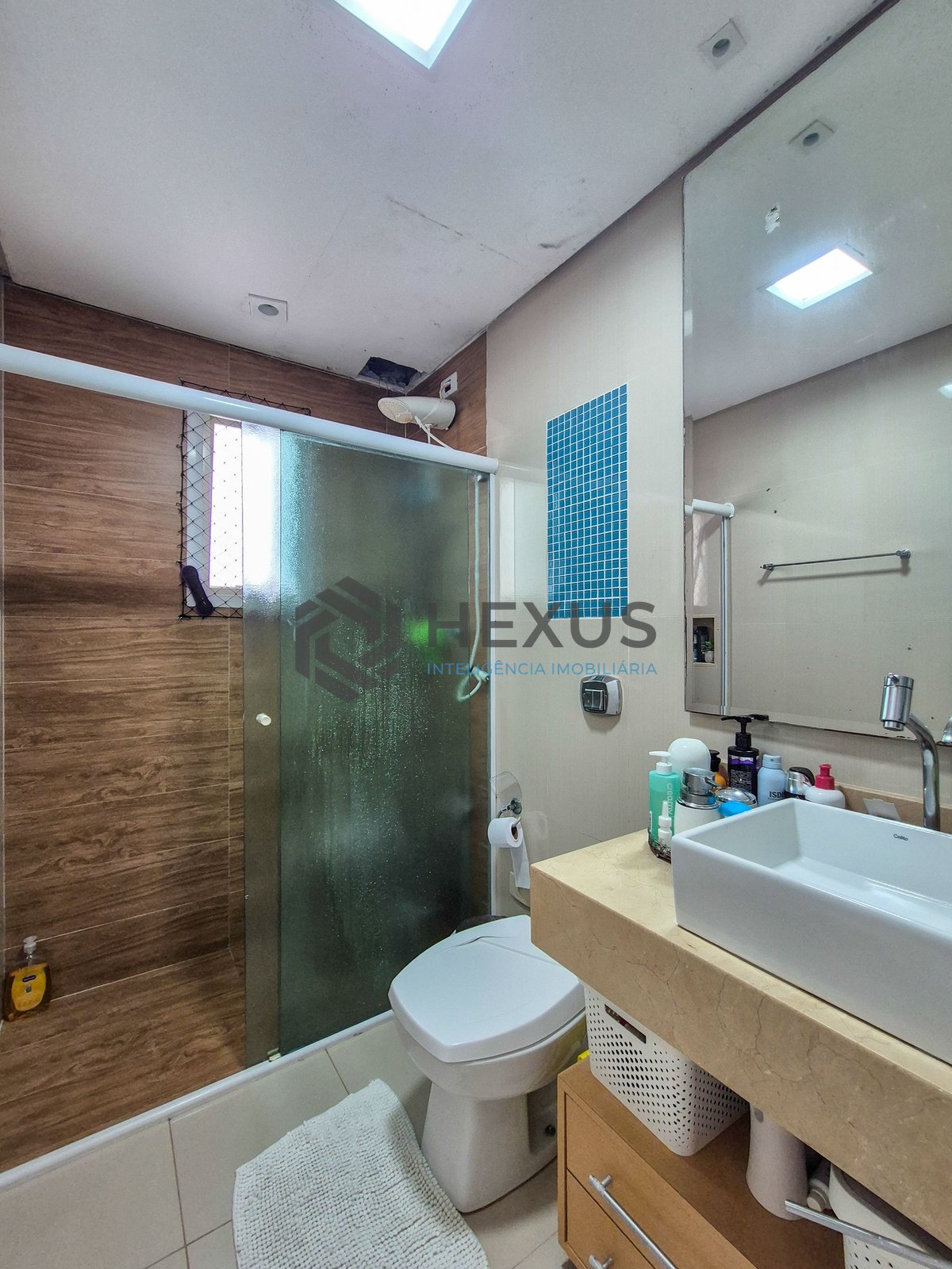 Foto 21 de Apartamento reformado com varanda e lazer na Praia das Pitangueiras, Guaruja