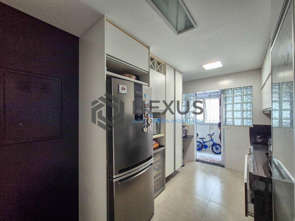 Foto 22 de Apartamento reformado com varanda e lazer na Praia das Pitangueiras, Guaruja