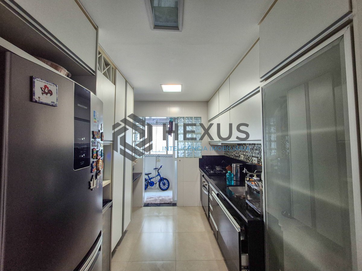 Foto 23 de Apartamento reformado com varanda e lazer na Praia das Pitangueiras, Guaruja