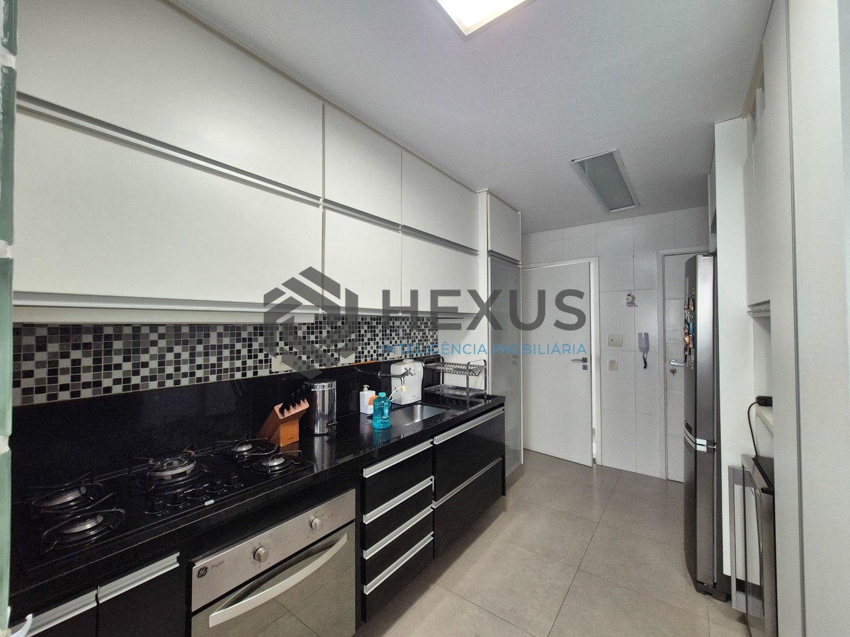 Foto 25 de Apartamento reformado com varanda e lazer na Praia das Pitangueiras, Guaruja