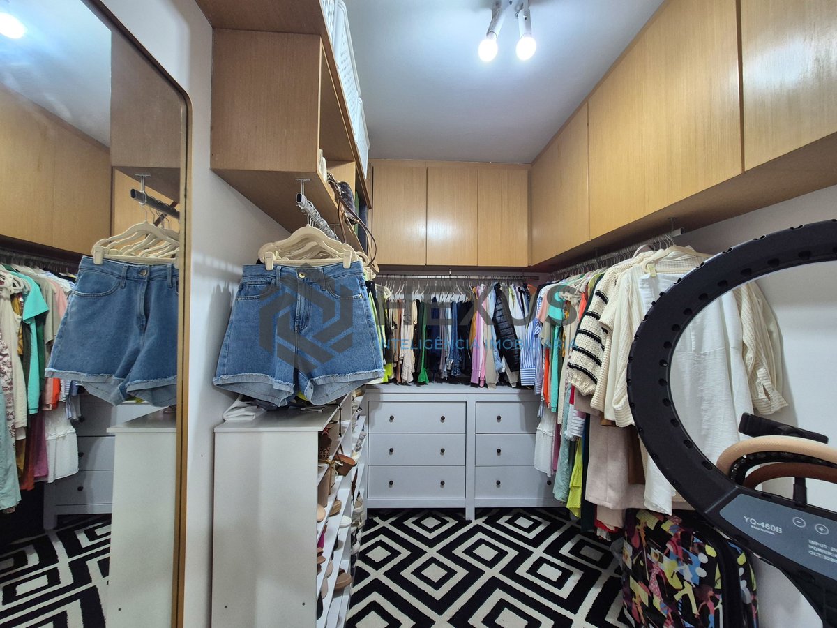 Foto 28 de Apartamento reformado com varanda e lazer na Praia das Pitangueiras, Guaruja