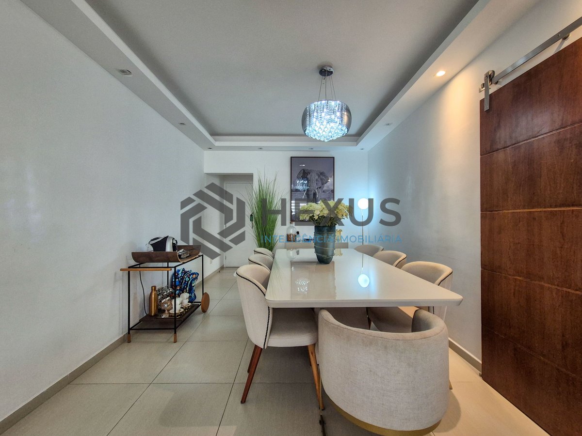 Foto 6 de Apartamento reformado com varanda e lazer na Praia das Pitangueiras, Guaruja