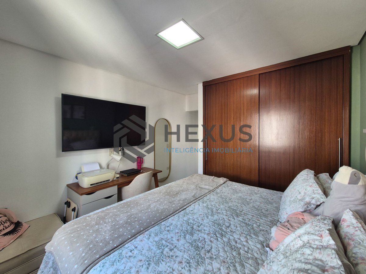 Foto 9 de Apartamento reformado com varanda e lazer na Praia das Pitangueiras, Guaruja