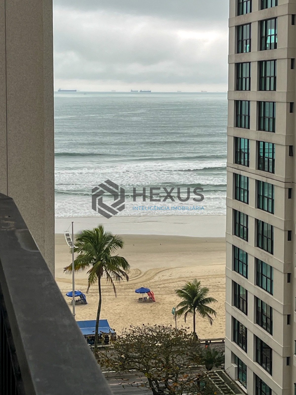 Foto 12 de Apartamento reformado com varanda vista mar na beira mar da Praia das Pitangueiras, Guaruja