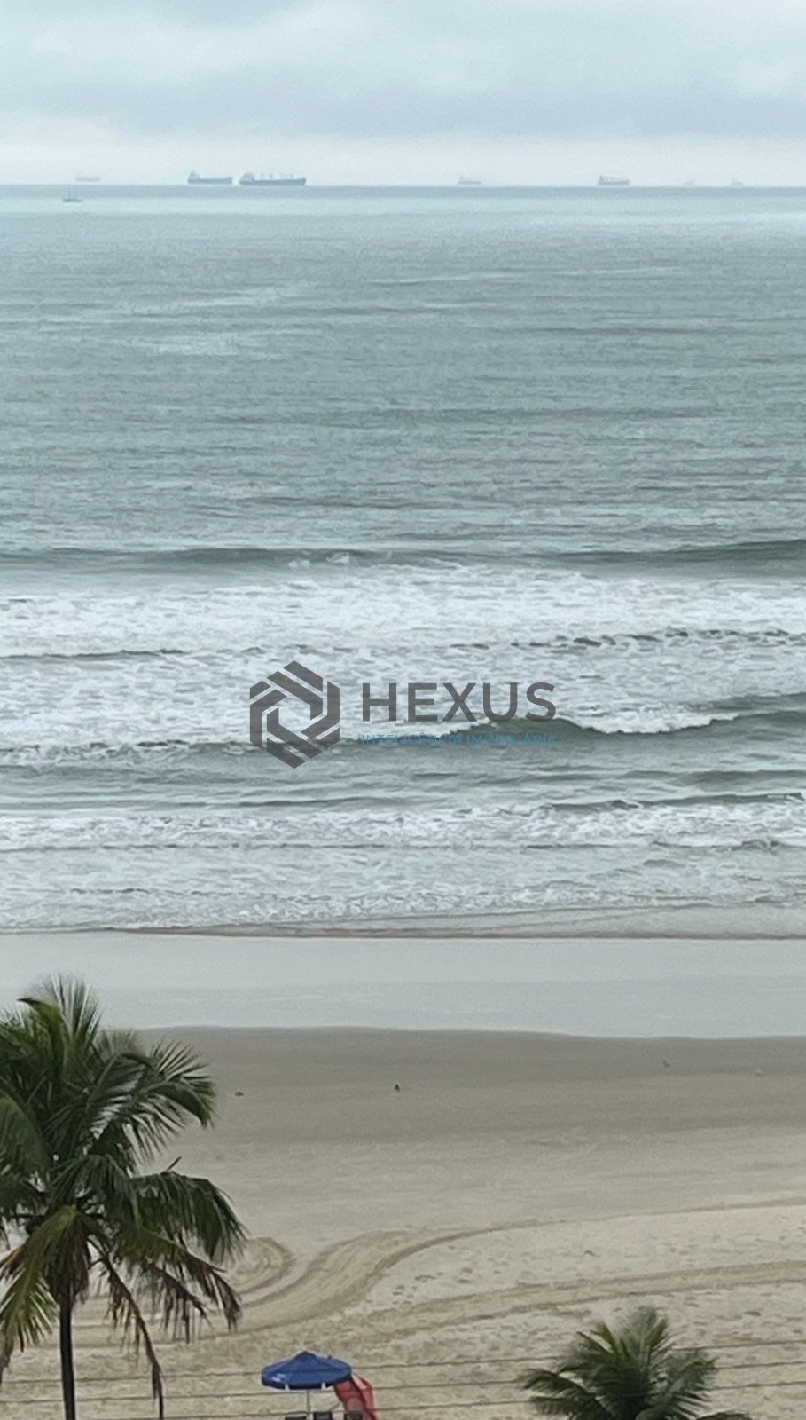 Foto 13 de Apartamento reformado com varanda vista mar na beira mar da Praia das Pitangueiras, Guaruja
