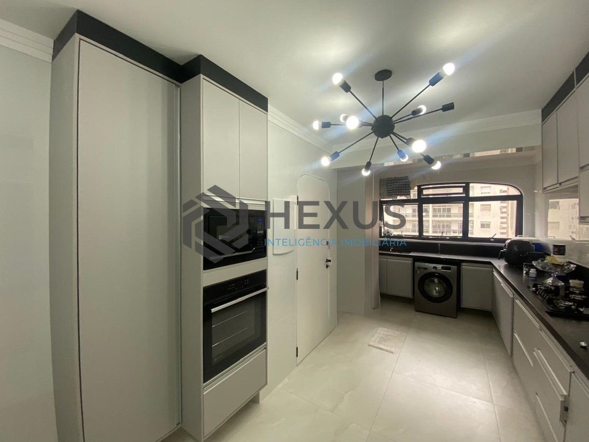 Foto 20 de Apartamento reformado com varanda vista mar na beira mar da Praia das Pitangueiras, Guaruja