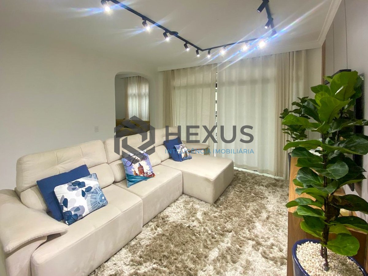 Foto 3 de Apartamento reformado com varanda vista mar na beira mar da Praia das Pitangueiras, Guaruja