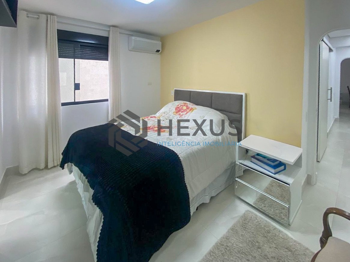 Foto 26 de Apartamento reformado com varanda vista mar na beira mar da Praia das Pitangueiras, Guaruja