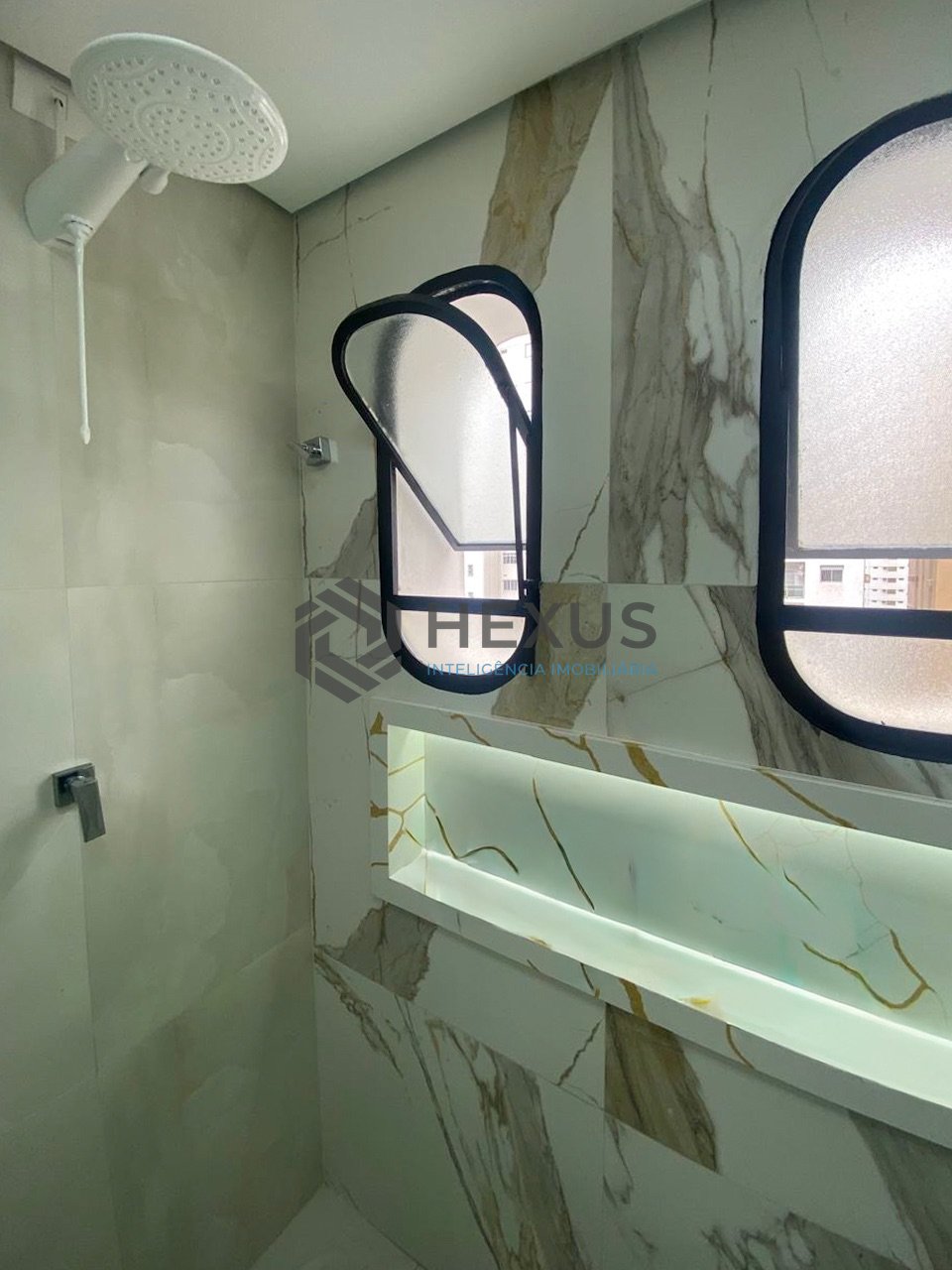 Foto 32 de Apartamento reformado com varanda vista mar na beira mar da Praia das Pitangueiras, Guaruja
