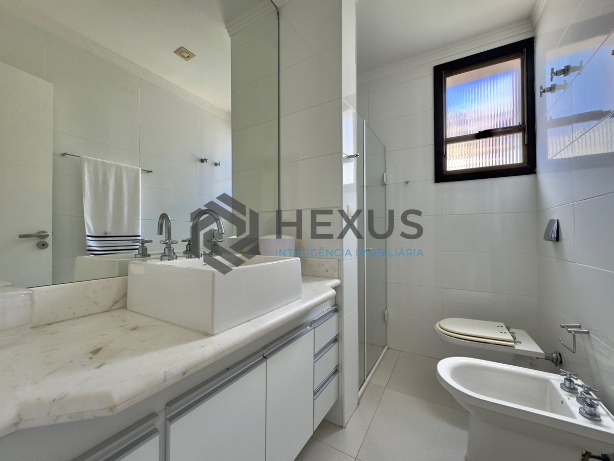 Foto 30 de Apartamento frente mar reformado com varanda e lazer na Praia das Pitangueiras, Guaruja
