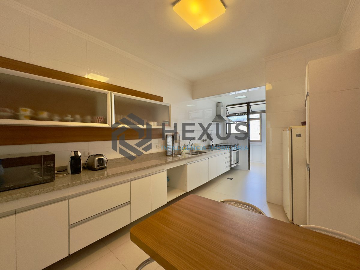 Foto 34 de Apartamento frente mar reformado com varanda e lazer na Praia das Pitangueiras, Guaruja