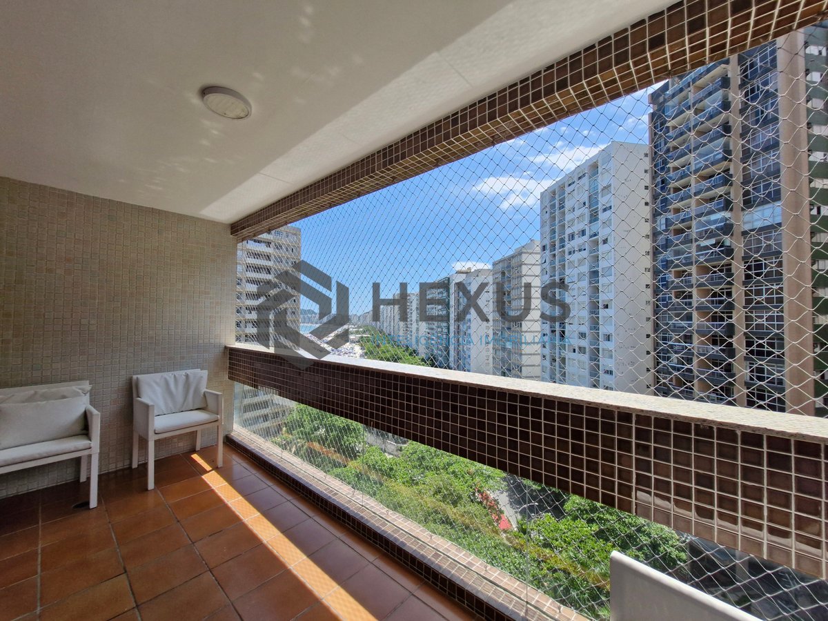 Foto 12 de Apartamento com varanda vista mar e lazer na beira mar da Praia das Pitangueiras, Guaruja