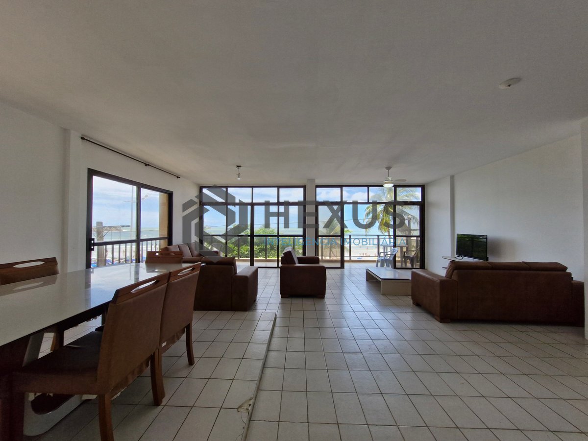 Foto 2 de Apartamento frente mar com varanda vista mar na Praia das Pitangueiras, Guaruja