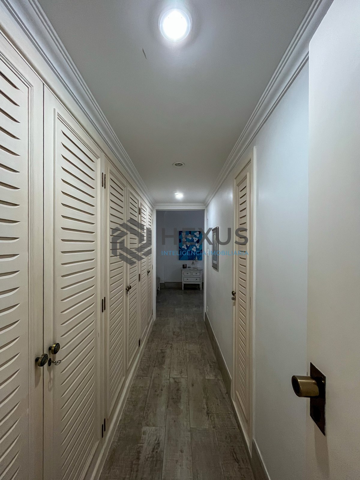 Foto 33 de Apartamento reformado frente mar com varanda nas Pitangueiras, Guarujá