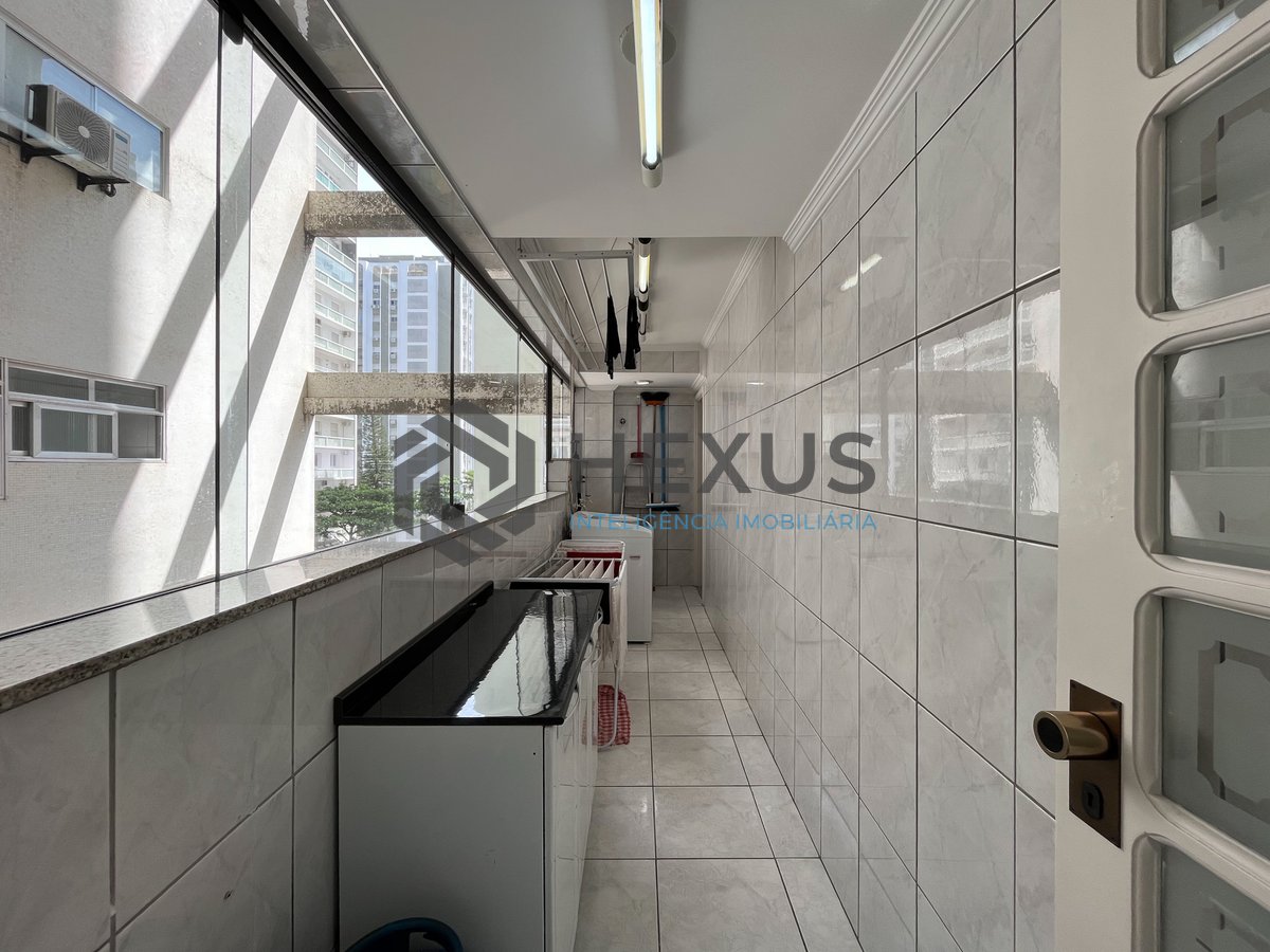 Foto 46 de Apartamento reformado frente mar com varanda nas Pitangueiras, Guarujá