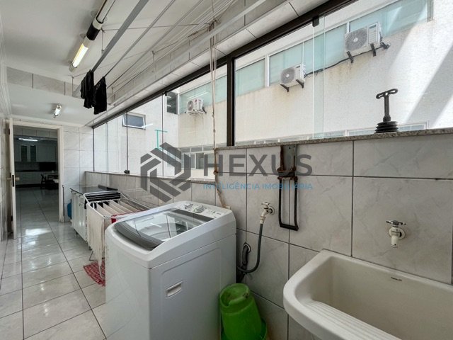 Foto 47 de Apartamento reformado frente mar com varanda nas Pitangueiras, Guarujá