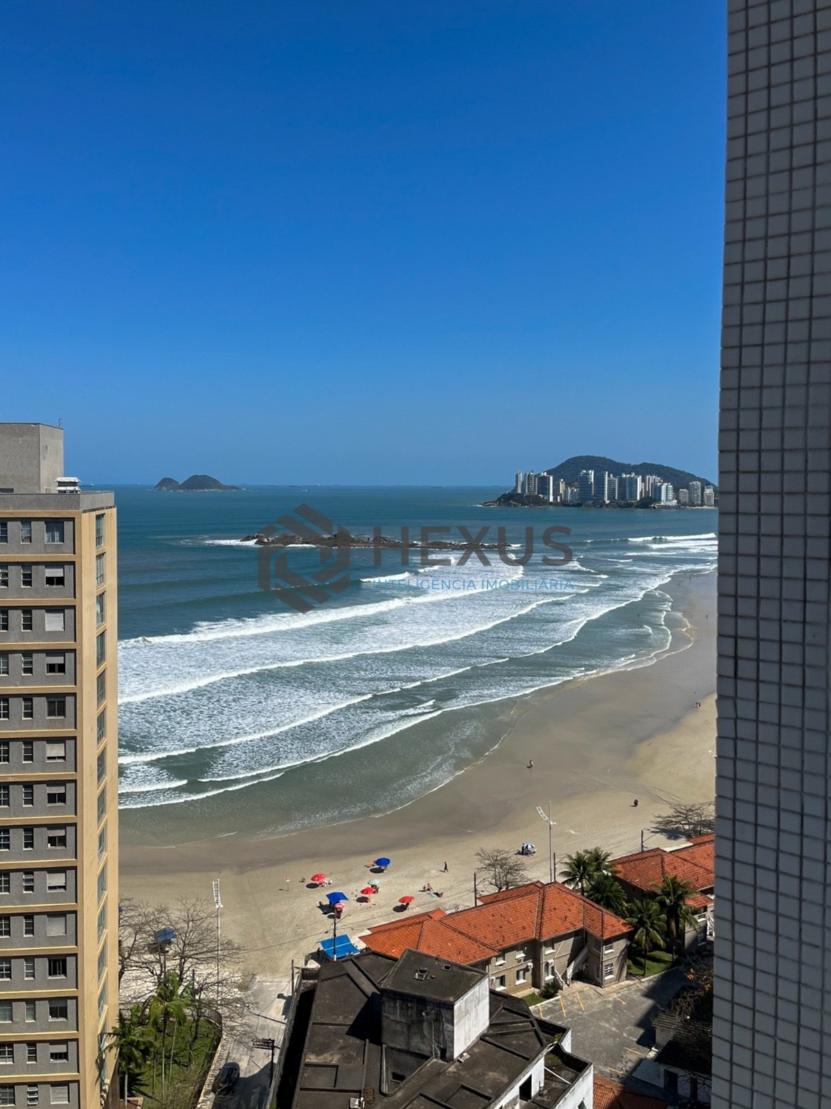 Foto 19 de Apartamento reformado frente mar com varanda na Praia das Pitangueiras, Guaruja