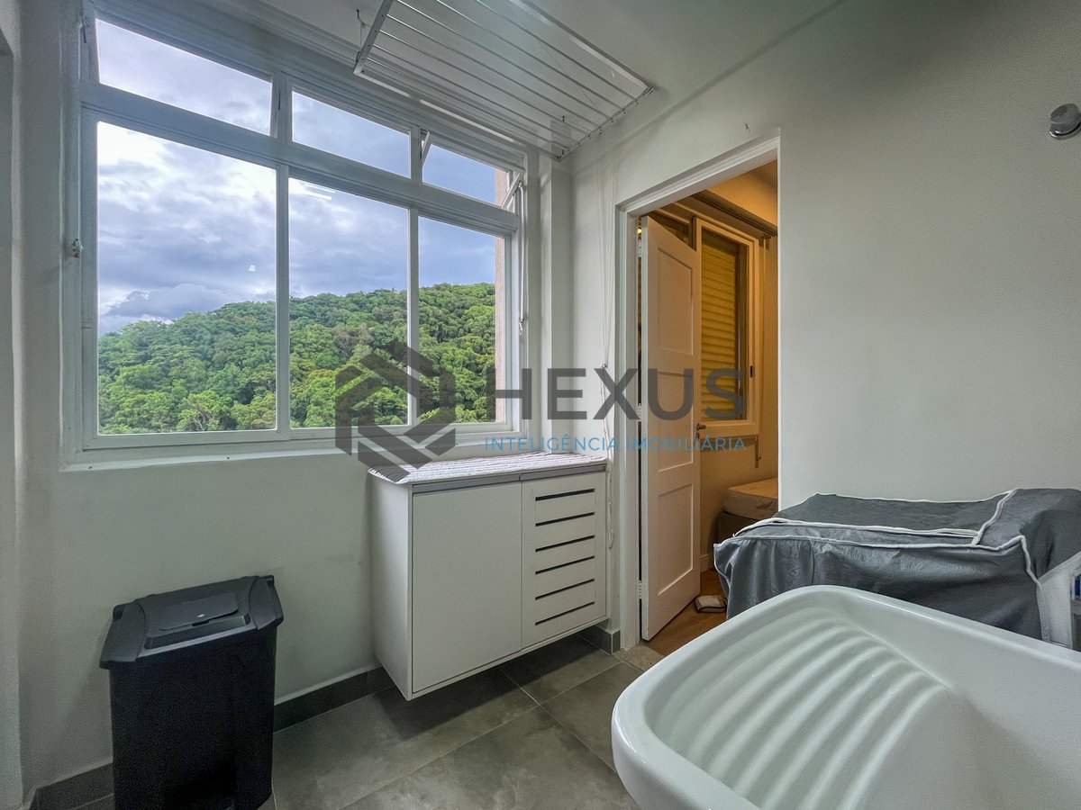 Foto 25 de Apartamento reformado frente mar com varanda na Praia das Pitangueiras, Guaruja