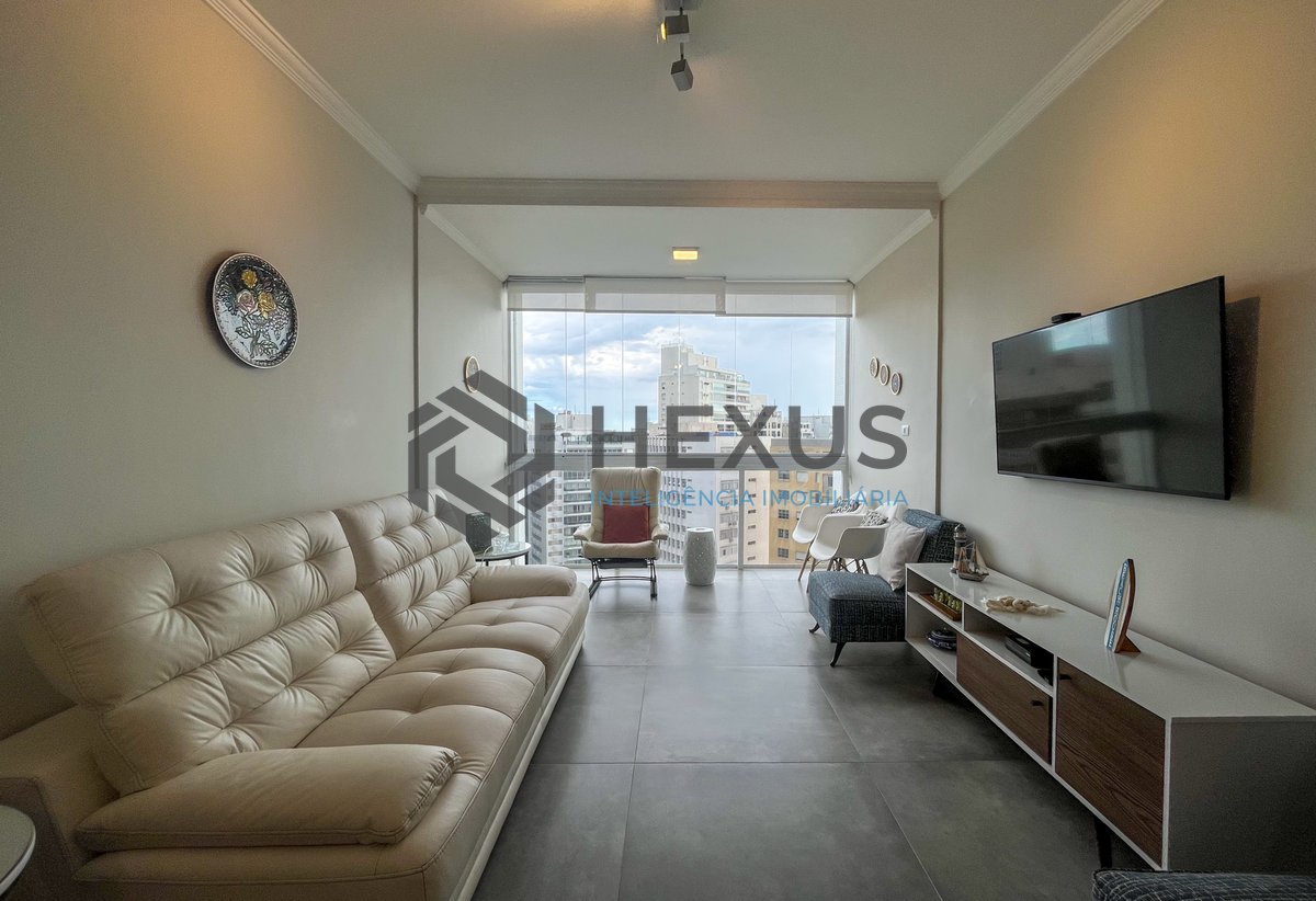 Foto 5 de Apartamento reformado frente mar com varanda na Praia das Pitangueiras, Guaruja