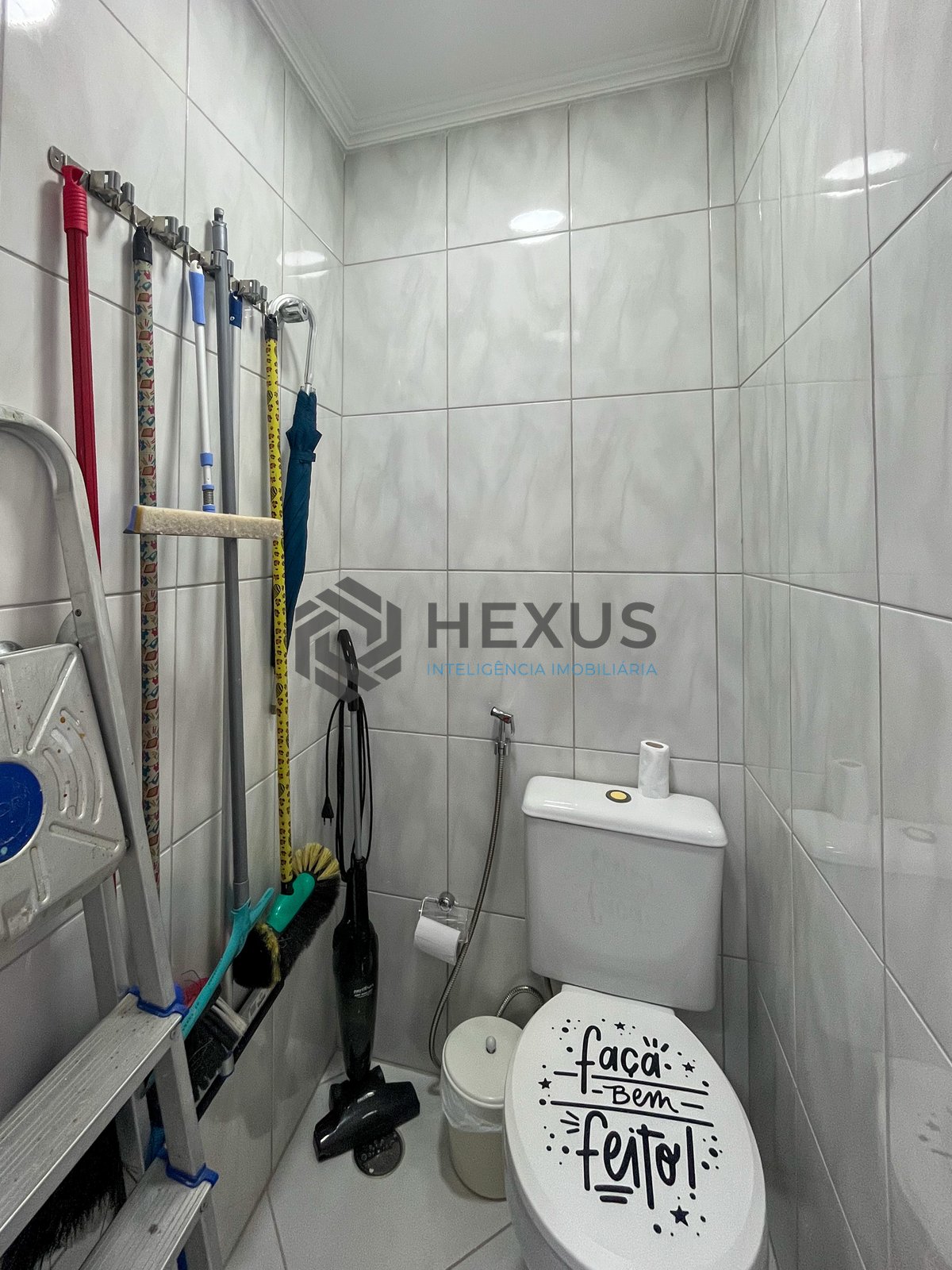 Foto 30 de Apartamento com varanda e lazer na Praia das Pitangueiras, Guaruja
