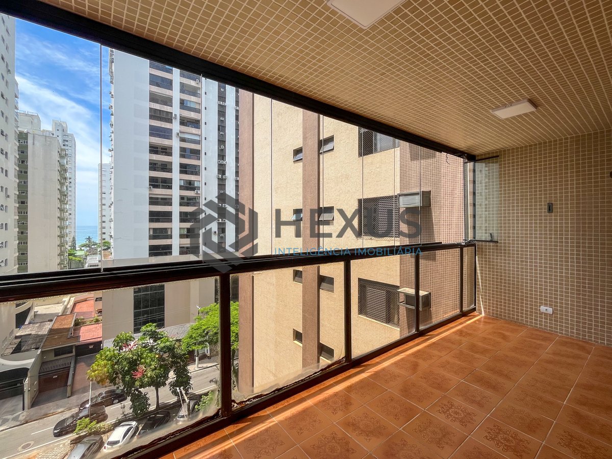 Foto 11 de Apartamento com varanda vista mar a duas quadras da Praia das Pitangueiras, Guaruja