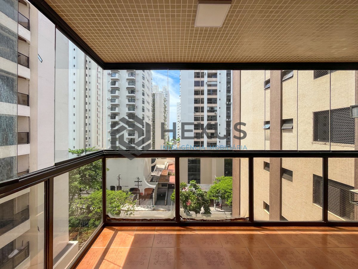 Foto 20 de Apartamento com varanda vista mar a duas quadras da Praia das Pitangueiras, Guaruja