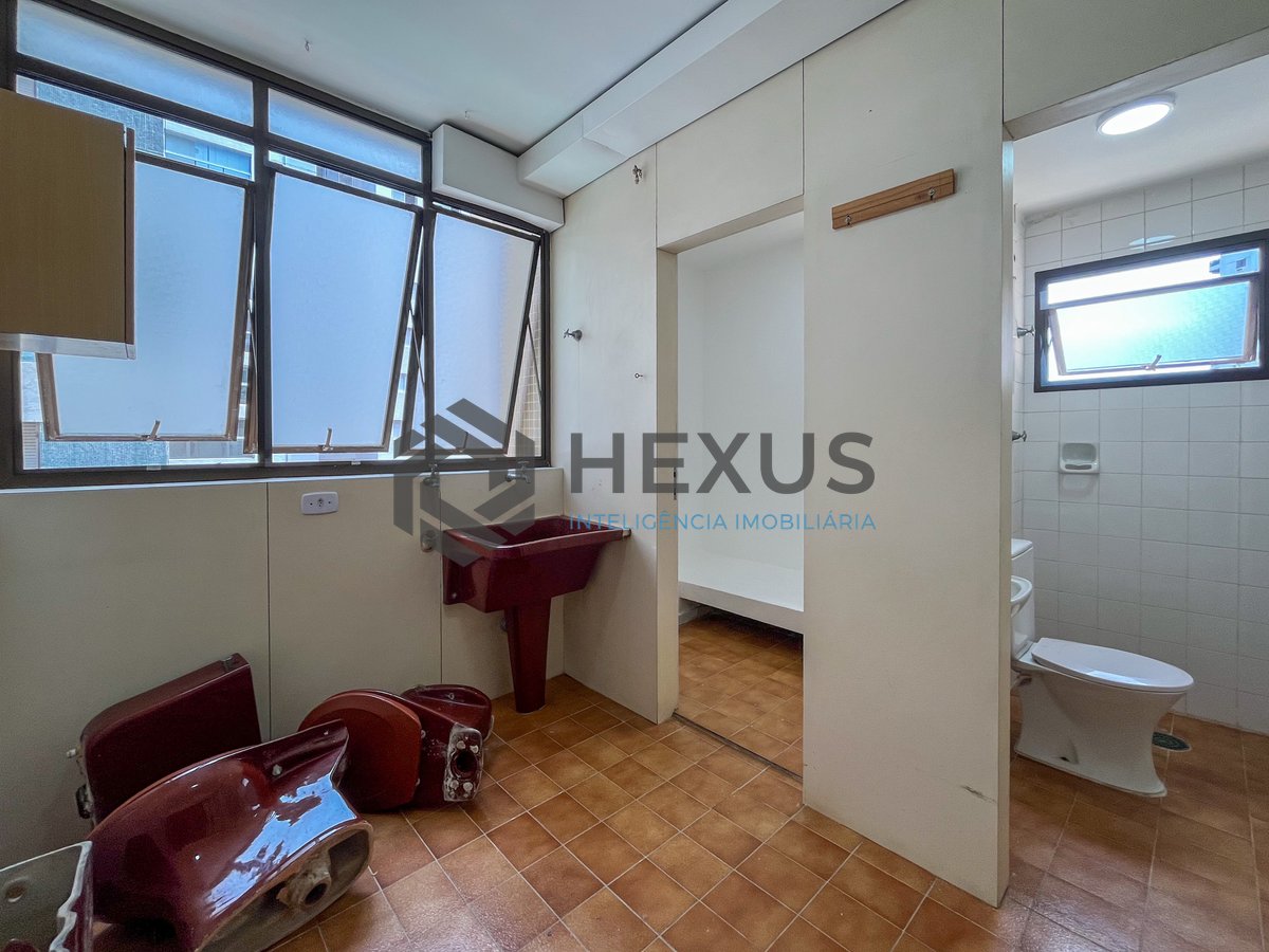 Foto 26 de Apartamento com varanda vista mar a duas quadras da Praia das Pitangueiras, Guaruja