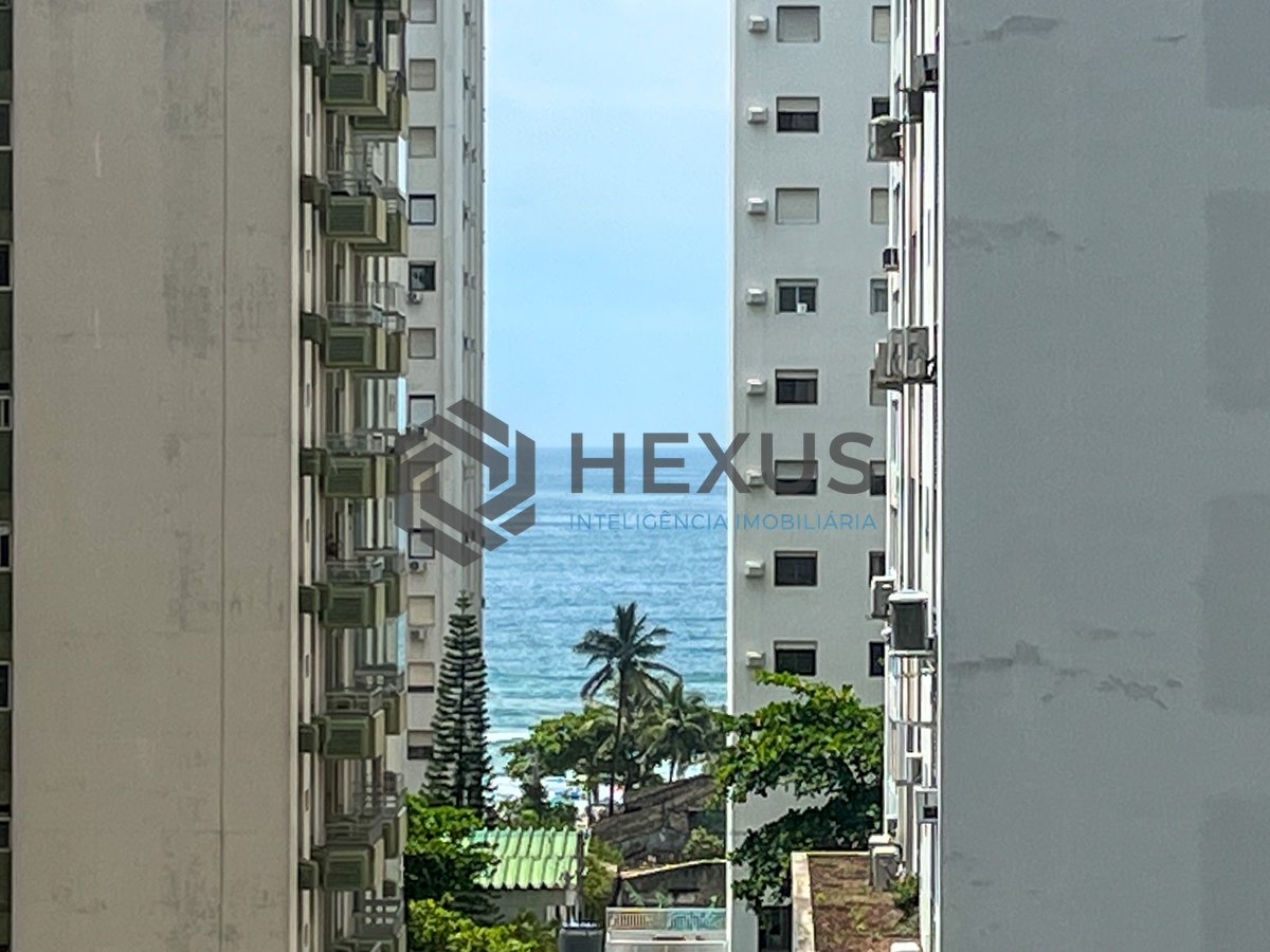 Foto 9 de Apartamento com varanda vista mar a duas quadras da Praia das Pitangueiras, Guaruja
