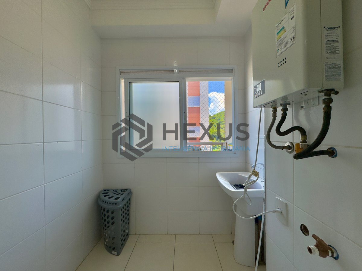 Foto 21 de Apartamento reformado com varanda e lazer na Praia da Enseada, Guaruja