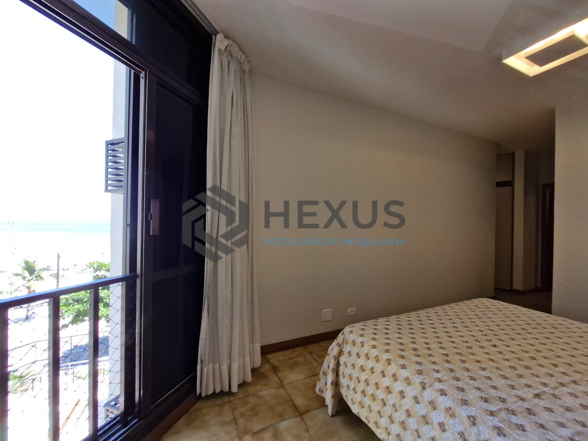 Foto 18 de Apartamento reformado frente mar com varanda e lazer na Praia das Pitangueiras, Guaruja