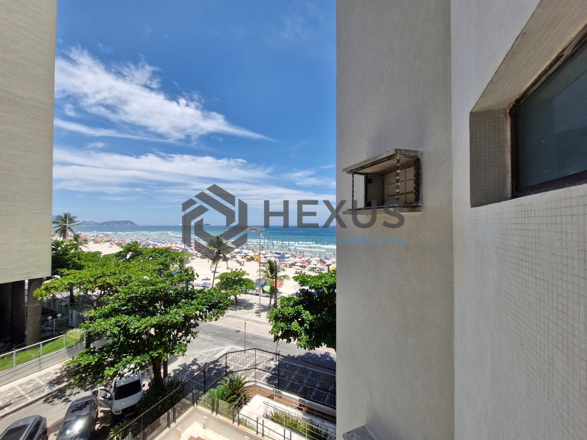 Foto 30 de Apartamento reformado frente mar com varanda e lazer na Praia das Pitangueiras, Guaruja