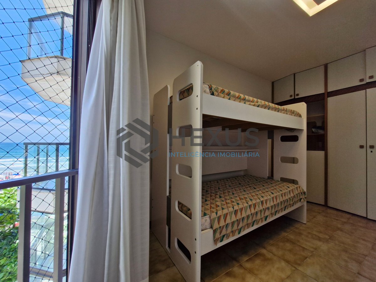 Foto 32 de Apartamento reformado frente mar com varanda e lazer na Praia das Pitangueiras, Guaruja