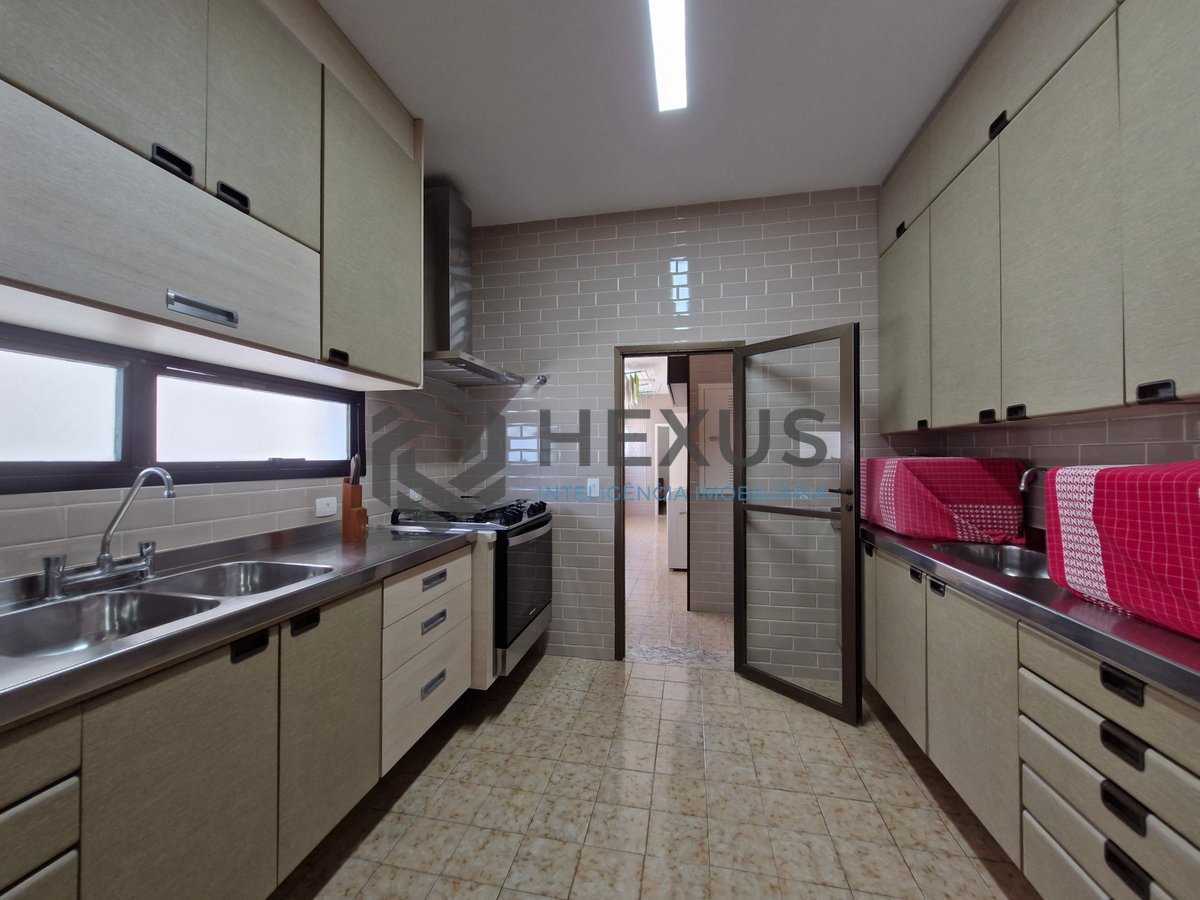 Foto 40 de Apartamento reformado frente mar com varanda e lazer na Praia das Pitangueiras, Guaruja