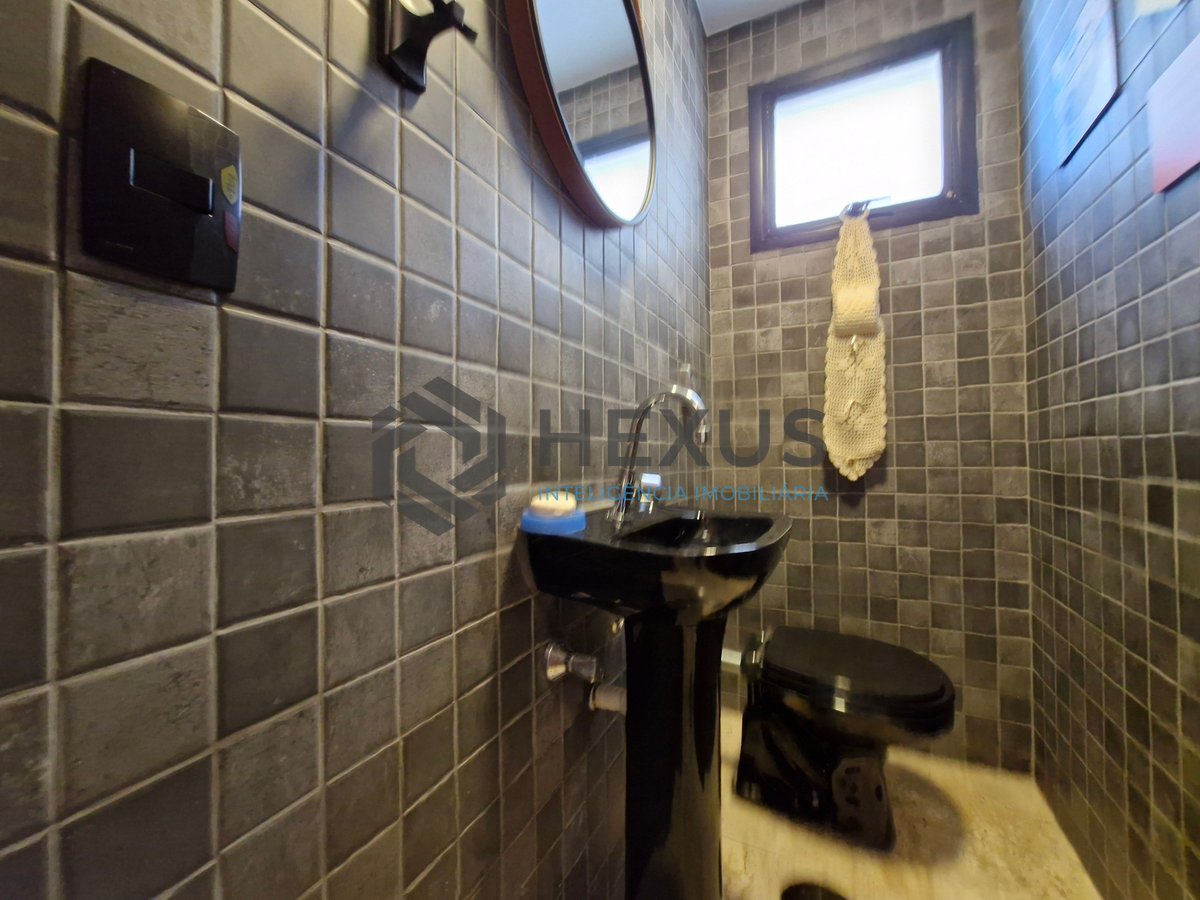 Foto 45 de Apartamento reformado frente mar com varanda e lazer na Praia das Pitangueiras, Guaruja