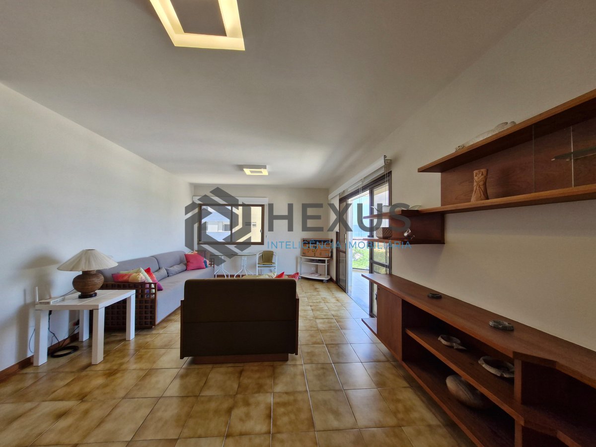 Foto 6 de Apartamento reformado frente mar com varanda e lazer na Praia das Pitangueiras, Guaruja