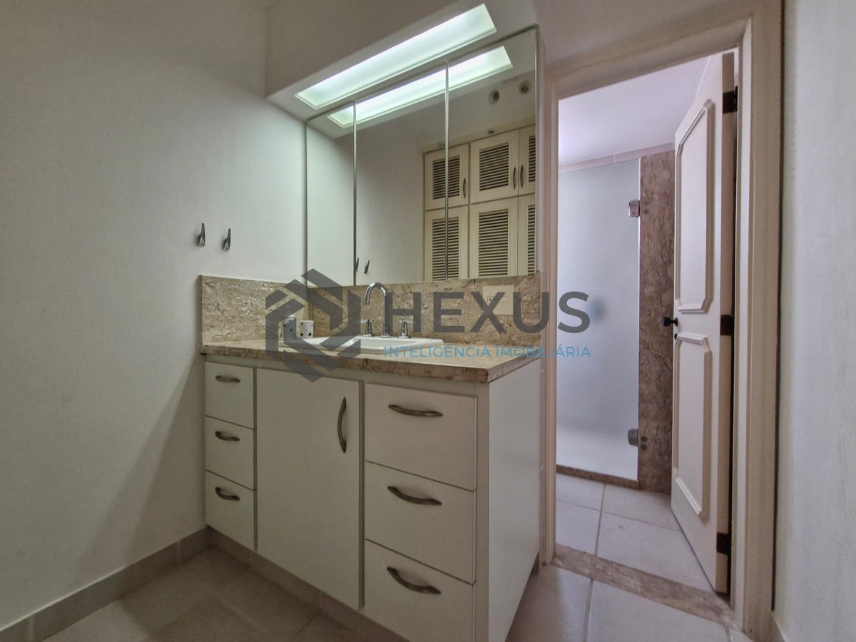 Foto 19 de Apartamento reformado frente mar com varanda e lazer na Praia das Pitangueiras, Guaruja
