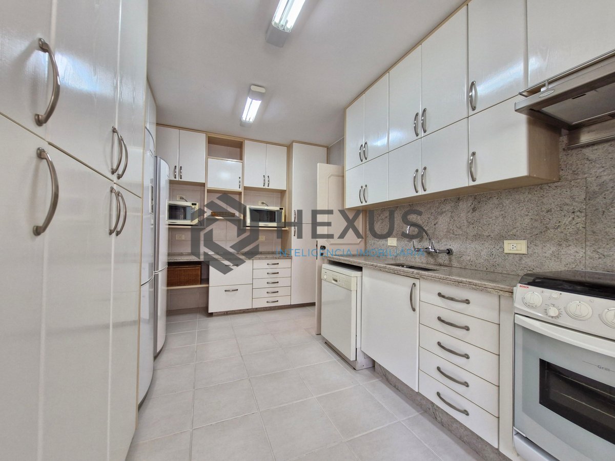 Foto 37 de Apartamento reformado frente mar com varanda e lazer na Praia das Pitangueiras, Guaruja
