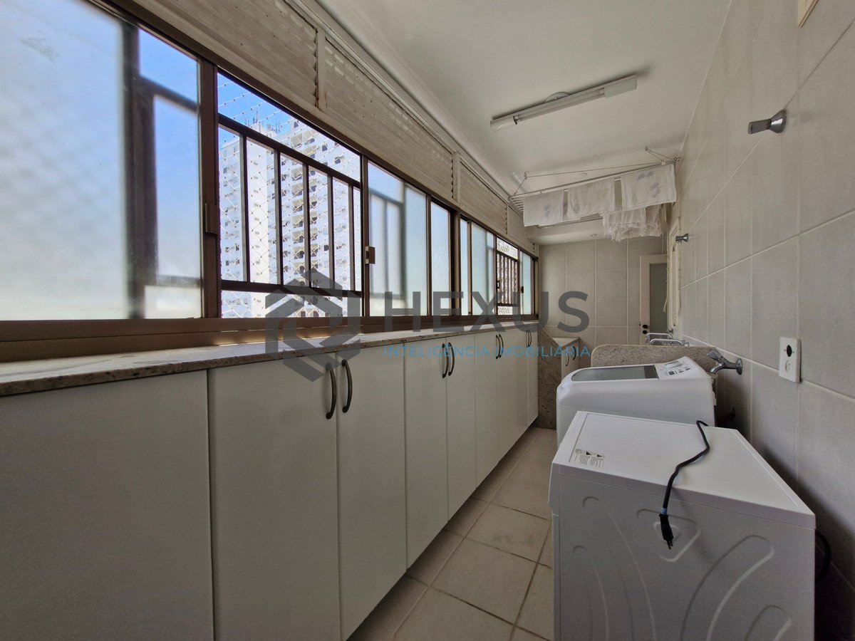 Foto 40 de Apartamento reformado frente mar com varanda e lazer na Praia das Pitangueiras, Guaruja