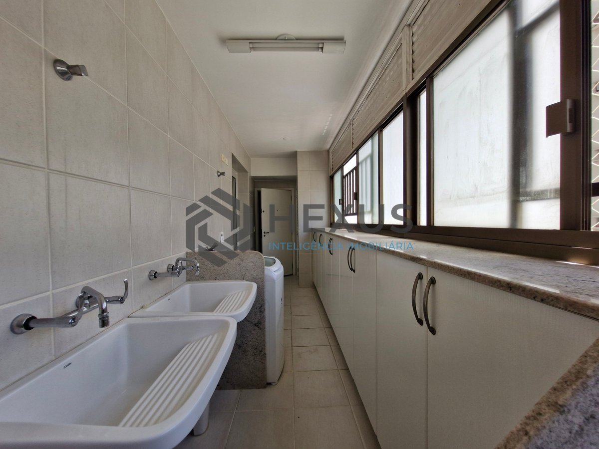 Foto 41 de Apartamento reformado frente mar com varanda e lazer na Praia das Pitangueiras, Guaruja